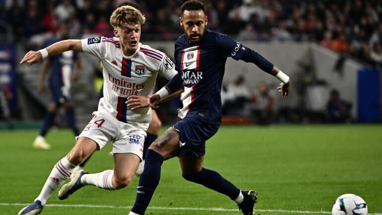 Johann Lepenant et Neymar lors d'OL - PSG