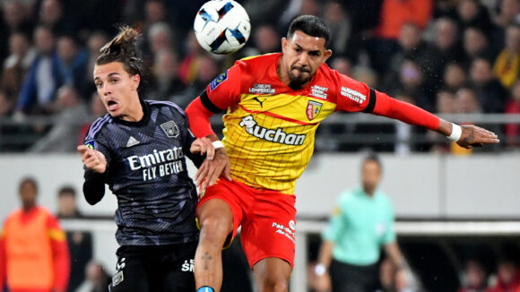 Maxence Caqueret et Facundo Medina lors du match Lens - OL en octobre 2022