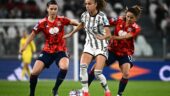 Damaris Egurrola et Danielle van de Donk (OL) face à Grosso (Juventus)