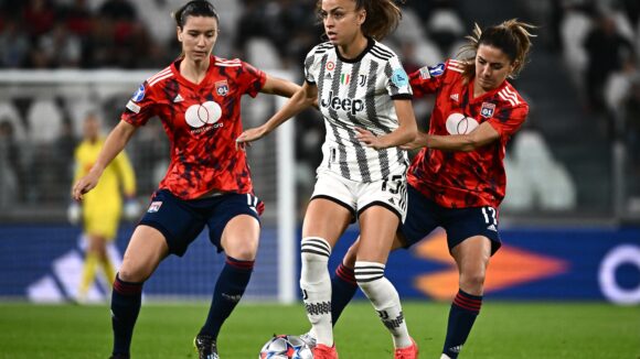 Damaris Egurrola et Danielle van de Donk (OL) face à Grosso (Juventus)