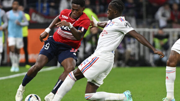 Castello Lukeba et Jonathan David lors du match OL - Lille