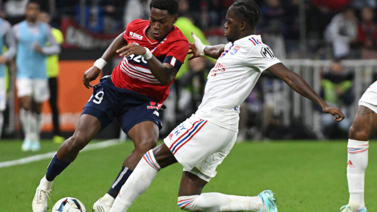 Castello Lukeba et Jonathan David lors du match OL - Lille