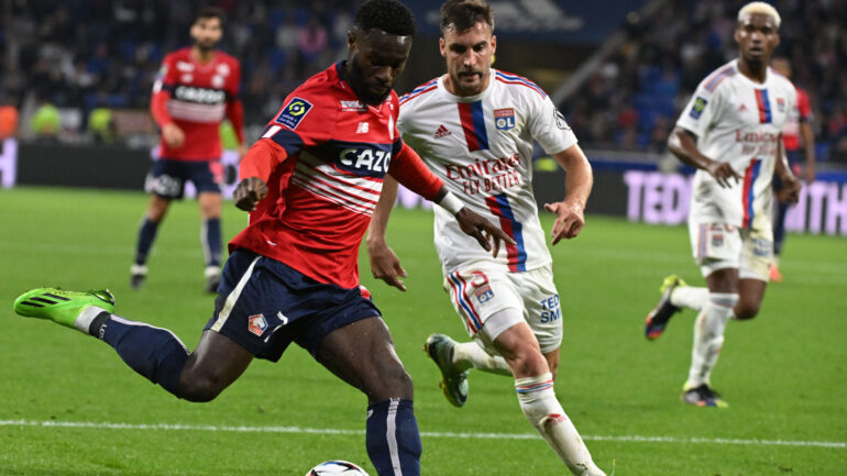 Jonathan Bamba et Nicolas Tagliafico lors du match OL - Lille