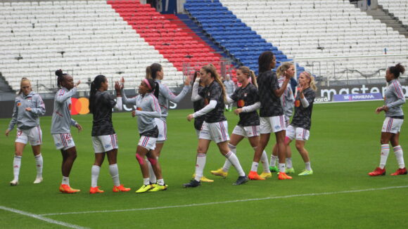 Les joueuses de l'OL à l'échauffement avec Rodez