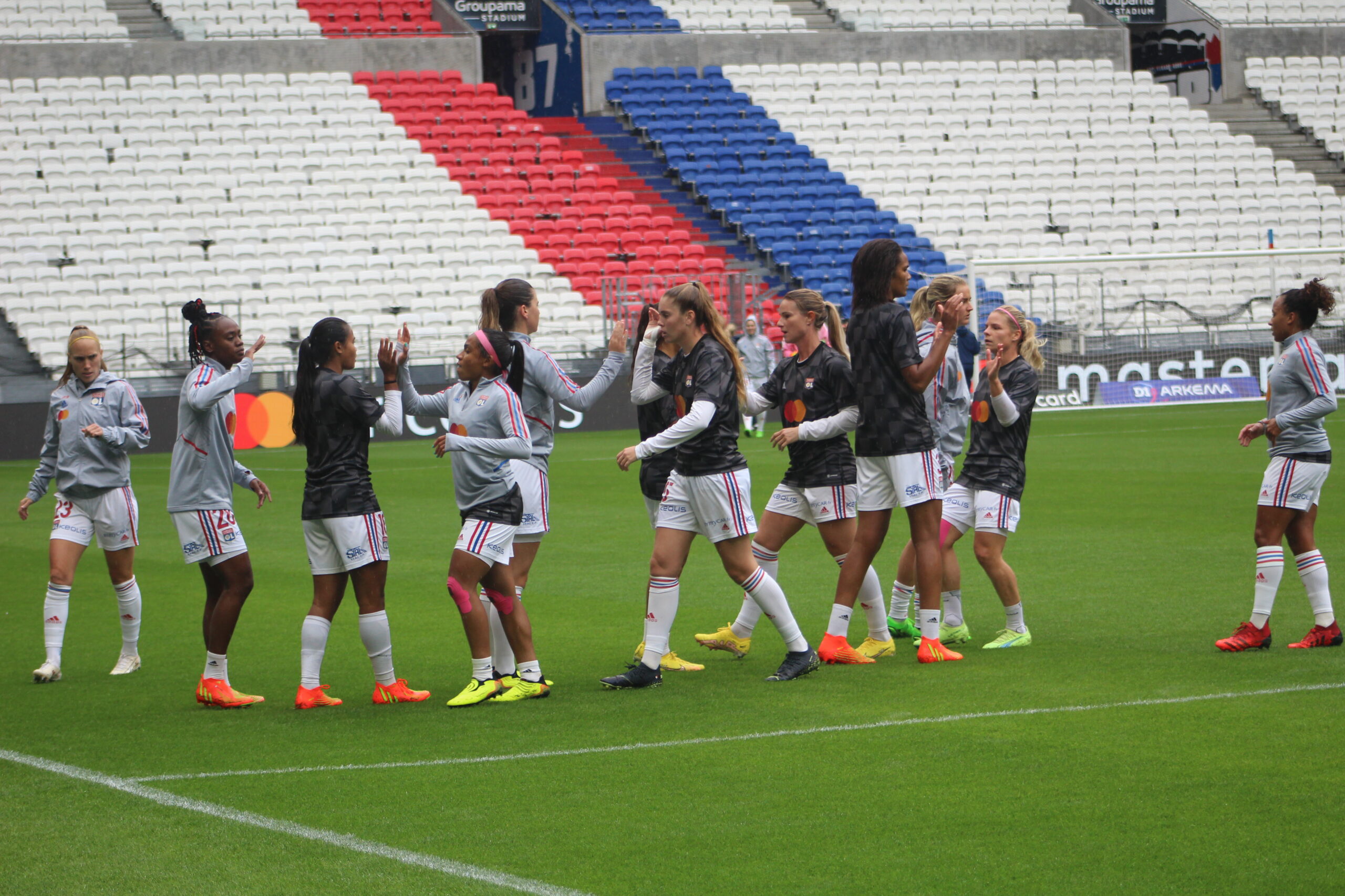 Les joueuses de l'OL à l'échauffement avec Rodez