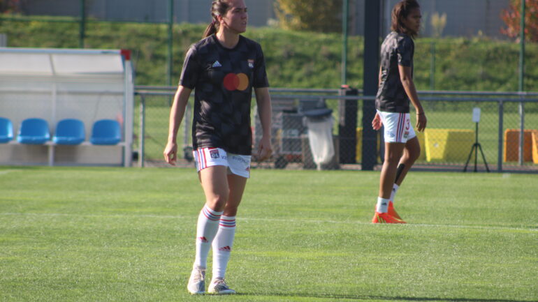 Vanessa Gilles à l'échauffement d'avant-match OL - Fleury