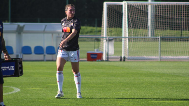 Vanessa Gilles à l'échauffement d'avant-match OL - Fleury