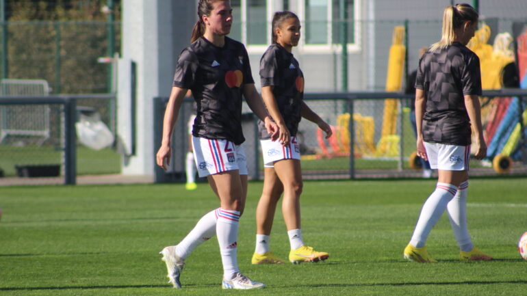 Vanessa Gilles à l'échauffement d'avant-match OL - Fleury