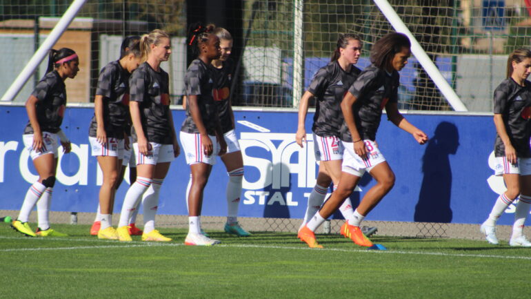 Les joueuses de l'OL féminin à l'échauffement contre Fleury