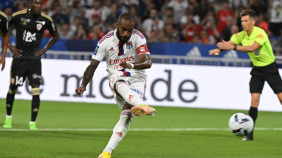 Alexandre Lacazette lors de son penalty contre Ajaccio