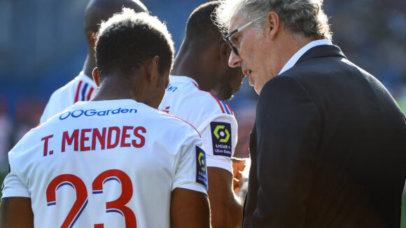 Laurent Blanc en discussions avec Thiago Mendes lors de Montpellier - OL