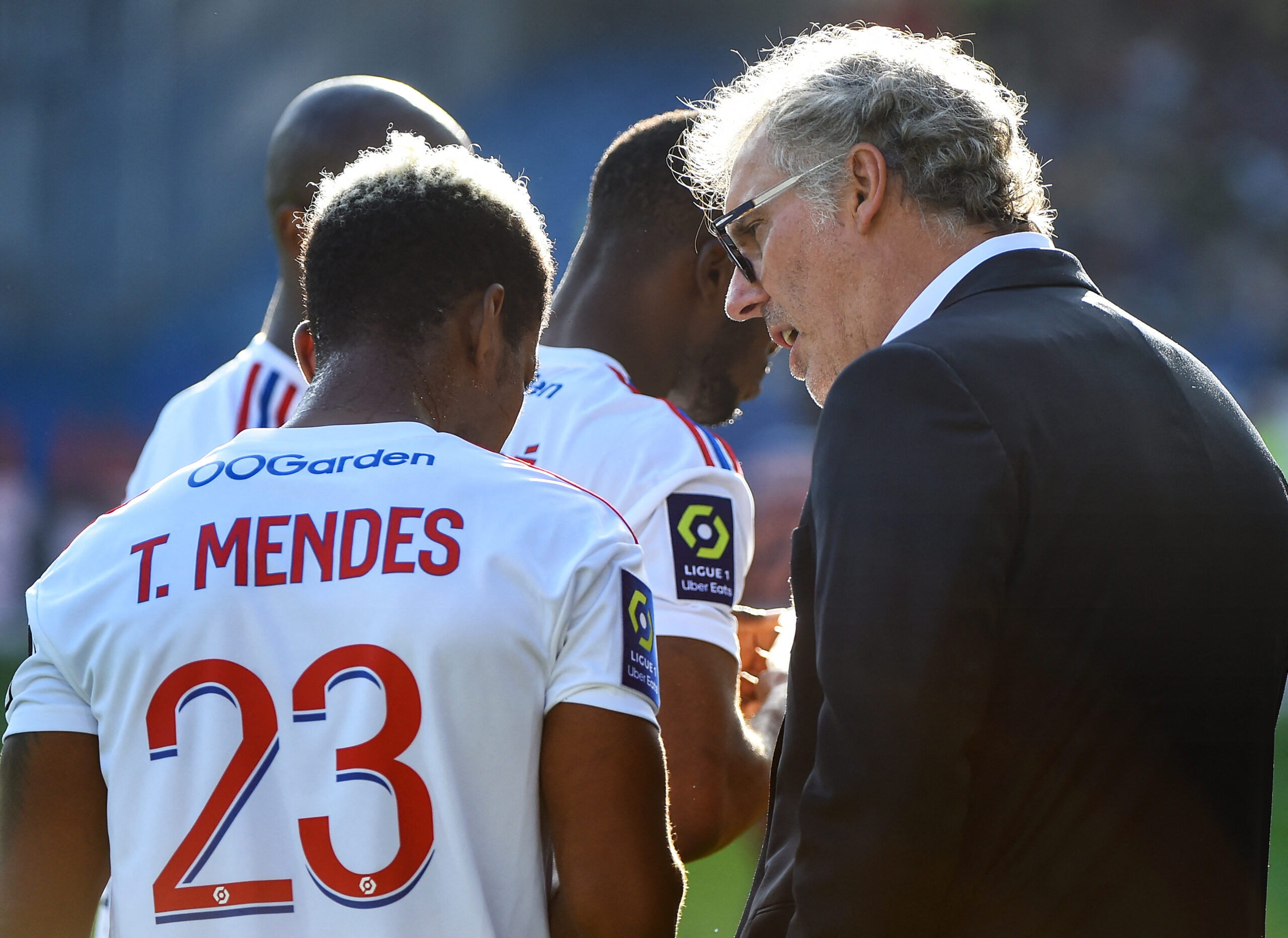 Laurent Blanc en discussions avec Thiago Mendes lors de Montpellier - OL