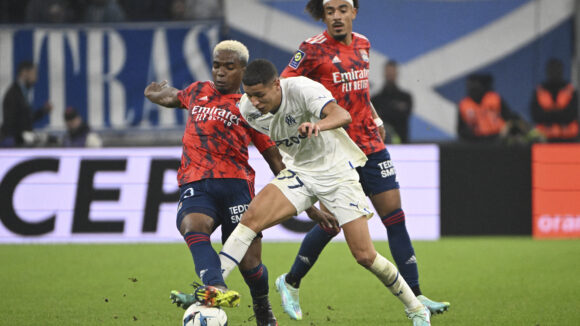 Thiago Mendes face à Amine Harit lors d'OM - OL