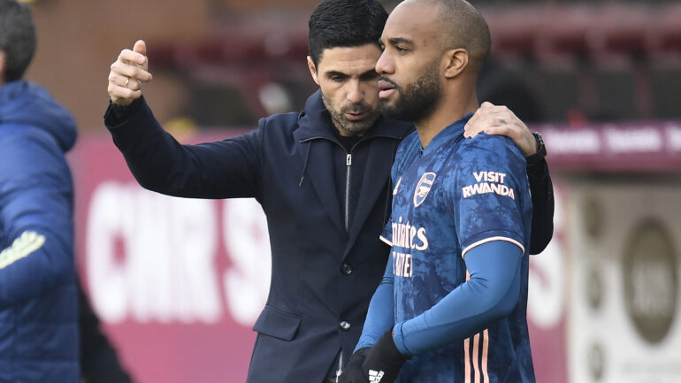 Mikel Arteta avec Alexandre Lacazette sous le maillot d'Arsenal