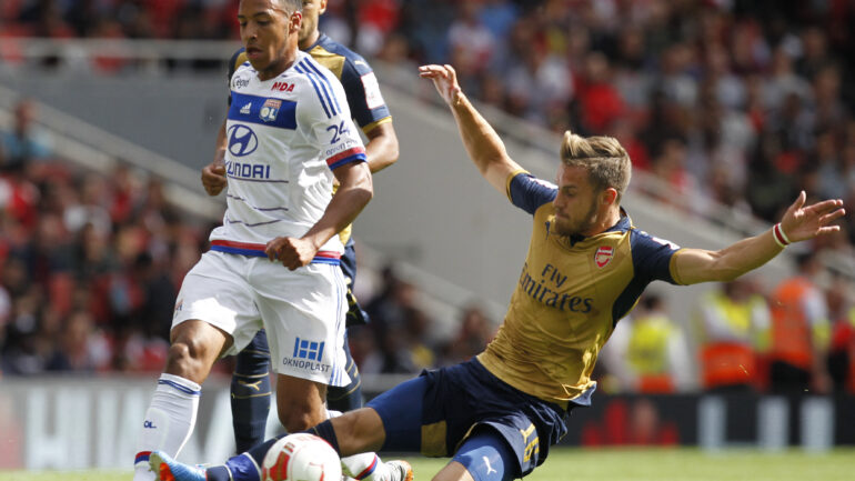 Corentin Tolisso (OL) face à Aaron Ramsey (Arsenal) lors de l'Emirates Cup