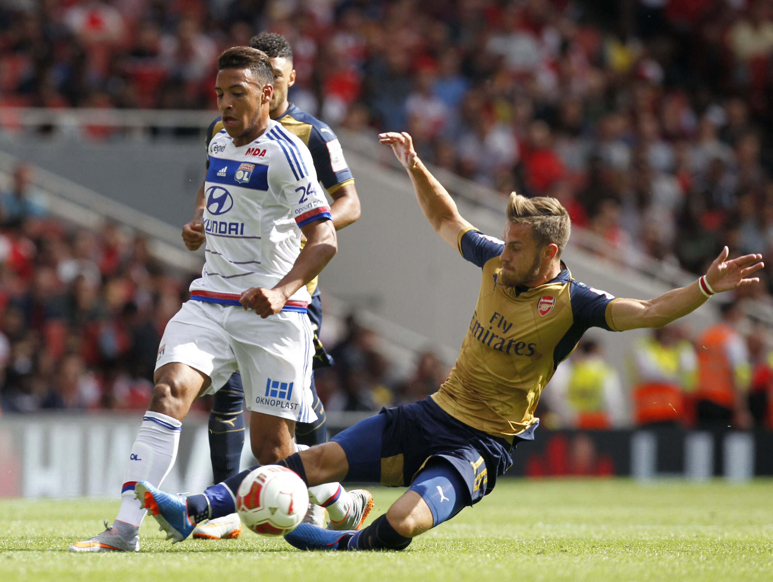 Corentin Tolisso (OL) face à Aaron Ramsey (Arsenal) lors de l'Emirates Cup