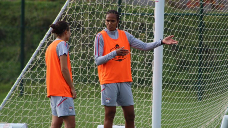 Wendie Renard en discussions avec Dzsenifer Marozsan à l'entraînement de l'OL