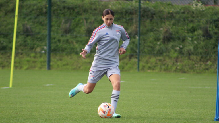 Celia Bensalem à l'entraînement de l'OL