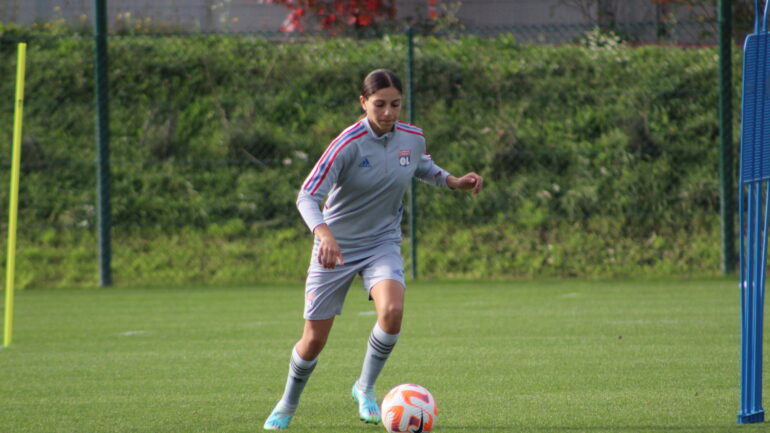 Celia Bensalem à l'entraînement de l'OL