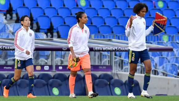 Wendie Renard accompagnée par Sarah Bouhaddi et Kumagai