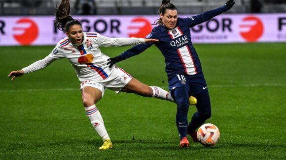 Bachmann (PSG) et Delphine Cascarino (OL)