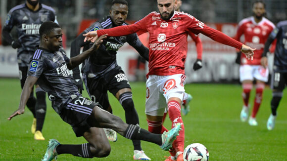 Saël Kumbedi face à Romain Del Castillo lors de Brest - OL