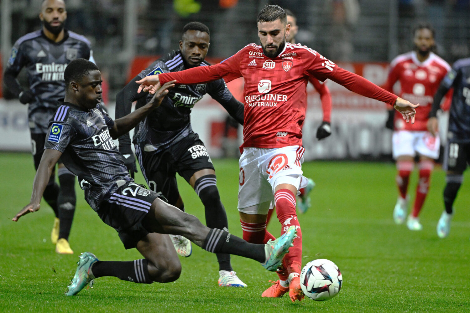 Saël Kumbedi face à Romain Del Castillo lors de Brest - OL