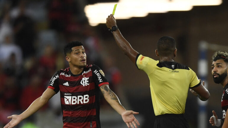João Gomes recevant un carton jaune avec Flamengo
