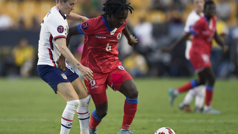 Melchie Dumornay face à Megan Rapinoe lors d'Etats-Unis - Haïti en juillet 2022