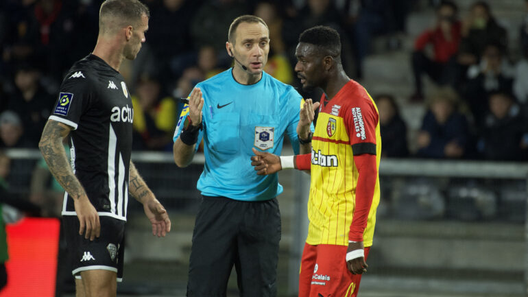 Thomas Léonard arbitre lors de Lens - Angers en Ligue 1