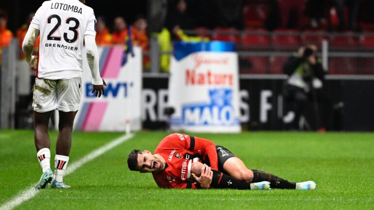 Martin Terrier se tordant de douleur lors de Rennes - Nice