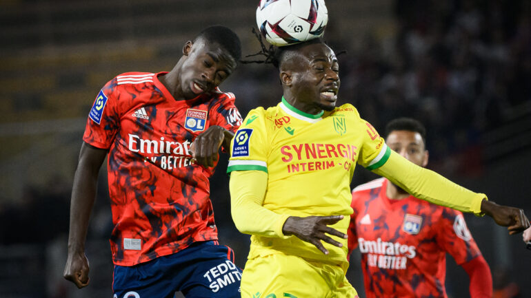 Saël Kumbedi face à Moses Simon lors de Nantes - OL