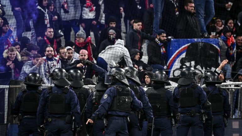 Certains supporters de l'OL retenus par les CRS avant un envahissement de terrain lors d'OL - Strasbourg