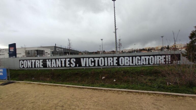 Banderole des Bad Gones devant le centre d'entraînement de l'OL