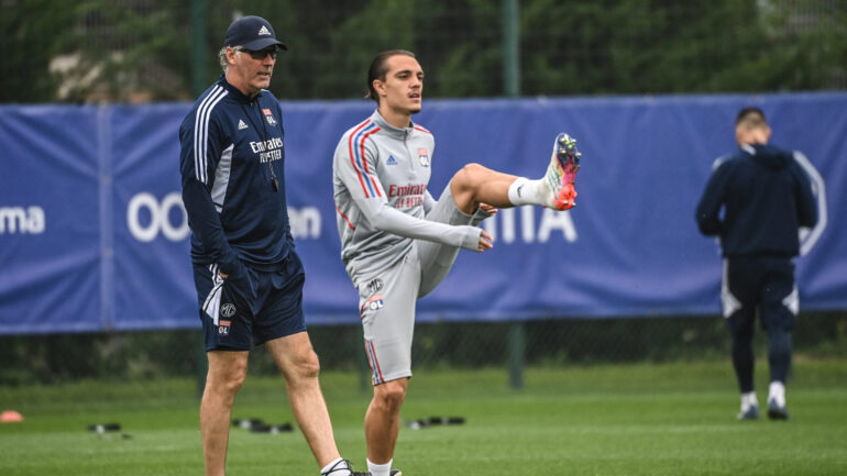 Laurent Blanc avec Maxence Caqueret à l'entraînement de l'OL