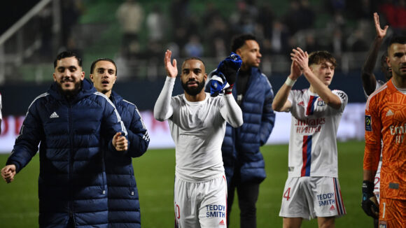 Alexandre Lacazette et les joueurs de l'OL après la victoire à Troyes en février 2023