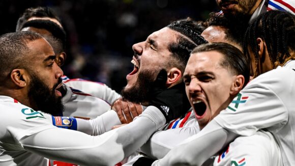 Les joueurs de l'OL célèbrent le but de Rayan Cherki contre Lille