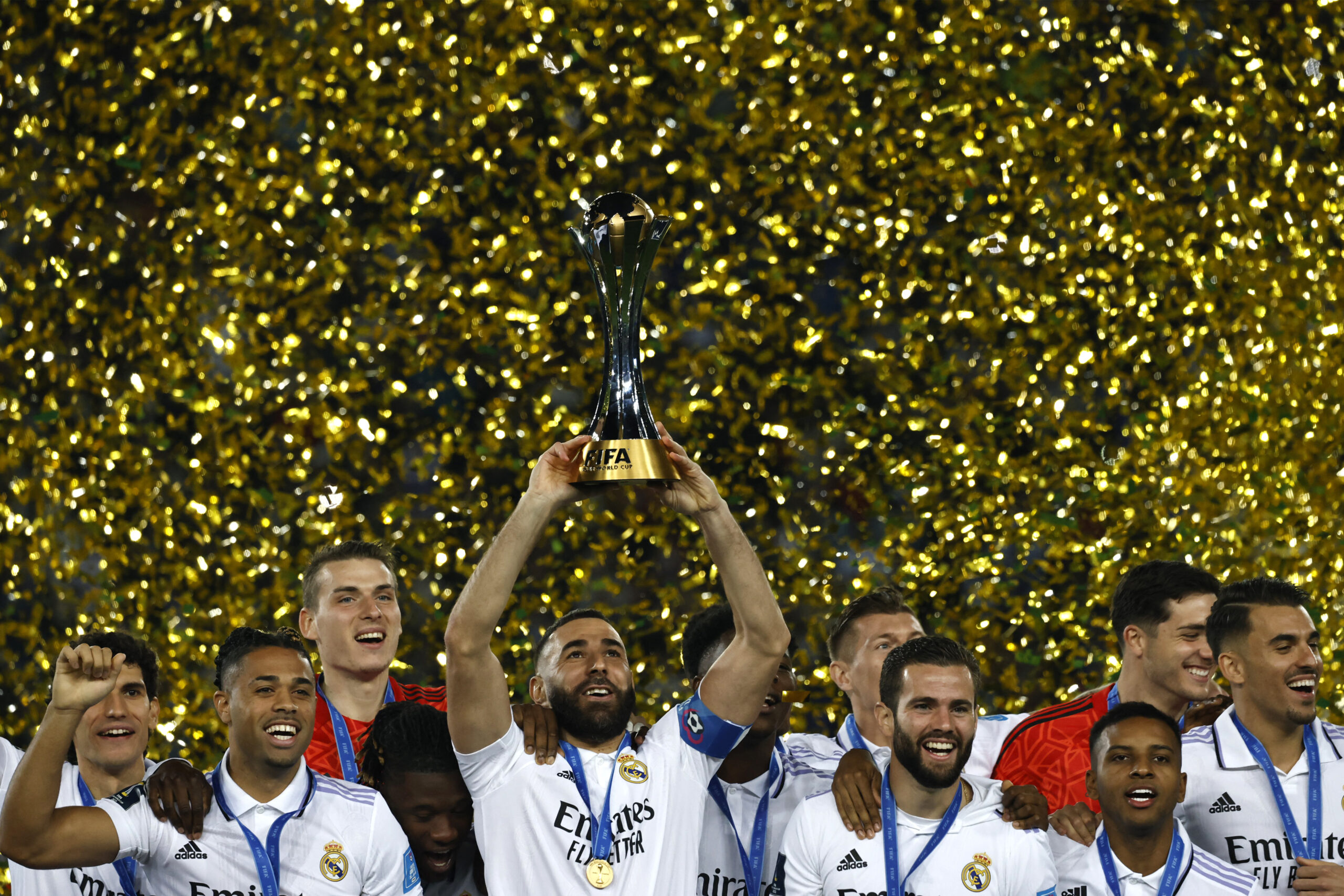 Karim Benzema soulève le trophée de la Coupe du monde des clubs avec le Real Madrid