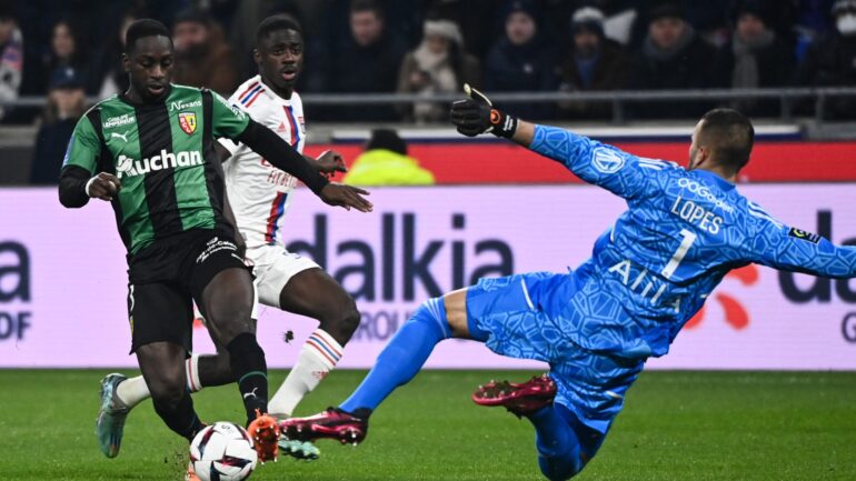 Anthony Lopes face à Devier Machado lors d'OL - Lens