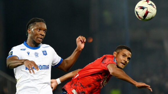 Amin Sarr face à Isaak Touré lors d'Auxerre - OL