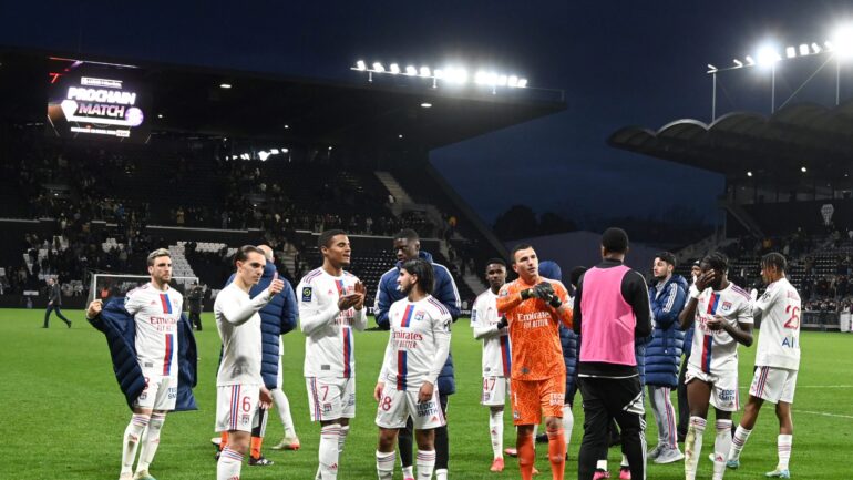 Les joueurs de l'OL célèbrent leur victoire à Angers en février 2023