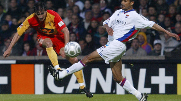 Jean-Marc Chanelet face à Daniel Moreira lors du match du titre OL - Lens en mai 2002