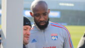 Moussa Dembélé avec un supporter après l'entraînement de l'OL