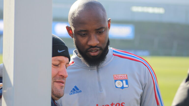 Moussa Dembélé avec un supporter après l'entraînement de l'OL