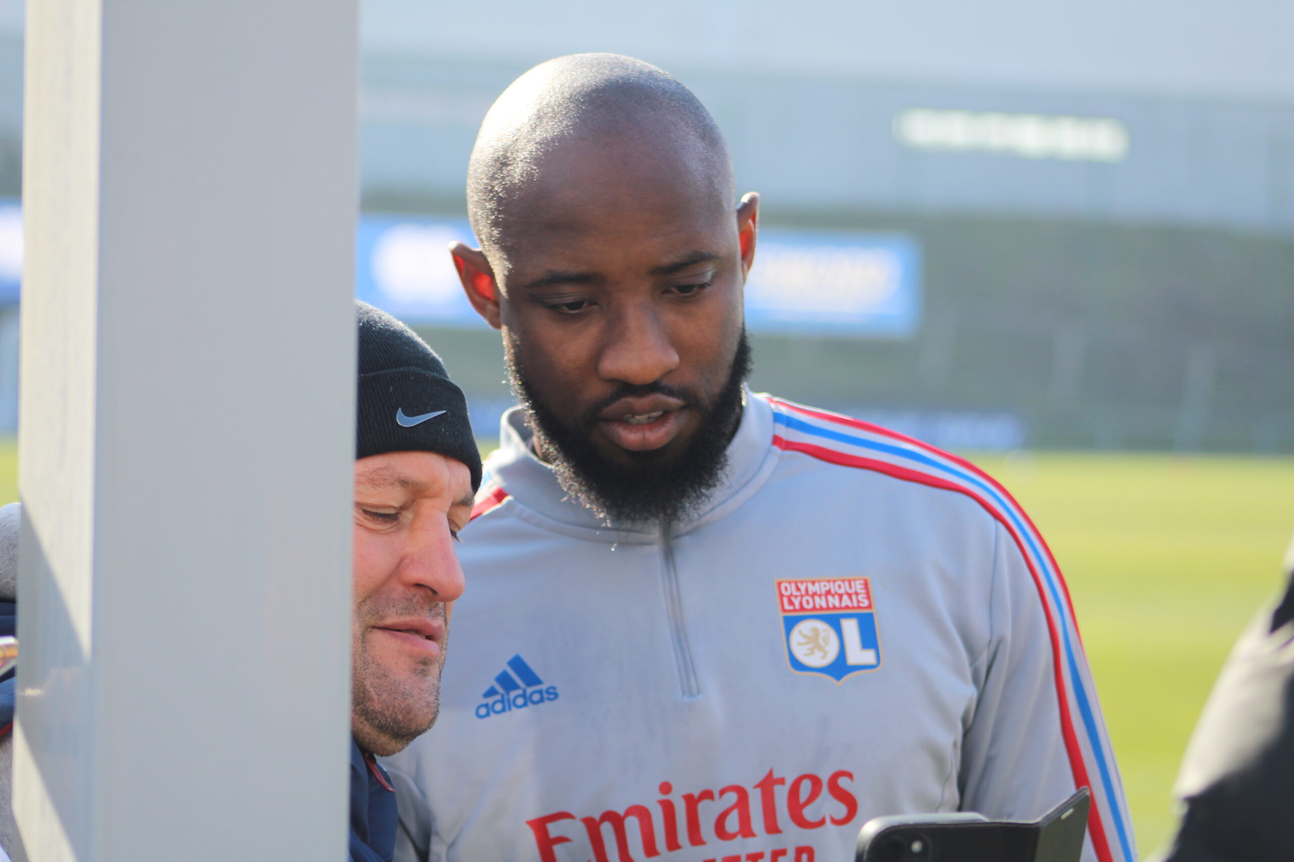 Moussa Dembélé avec un supporter après l'entraînement de l'OL
