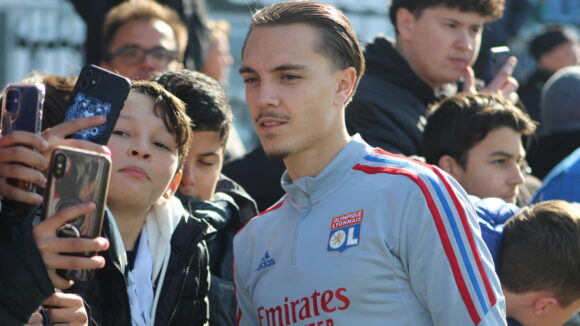 Maxence Caqueret lors de la séance d'autographe après l'entraînement de l'OL