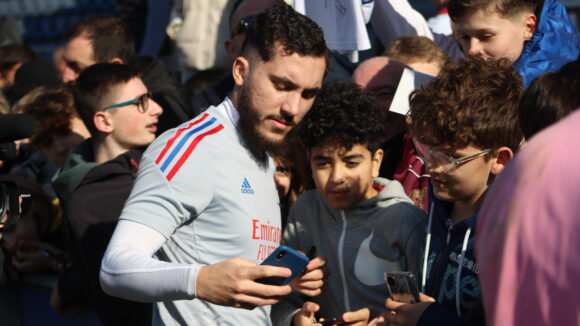 Rayan Cherki avec les supporters après l'entraînement de l'OL