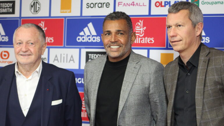 Sonny Anderson, nouveau conseiller sportif de l'OL, aux côtés de Jean-Michel Aulas, président, et Vincent Ponsot, directeur du football