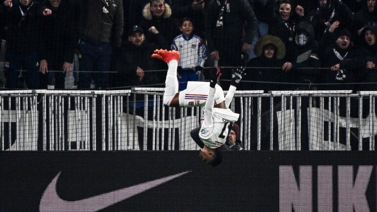 Jeffinho célébrant son but contre Grenoble avec un salto