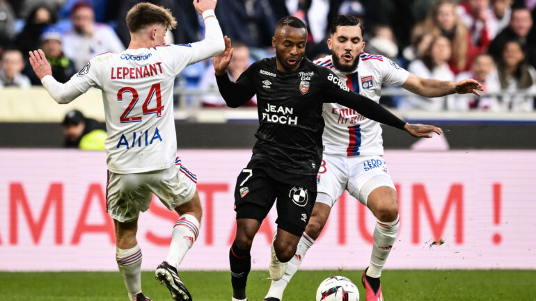 Johann Lepenant et Rayan Cherki au duel face à Stéphane Diarra lors d'OL - Lorient